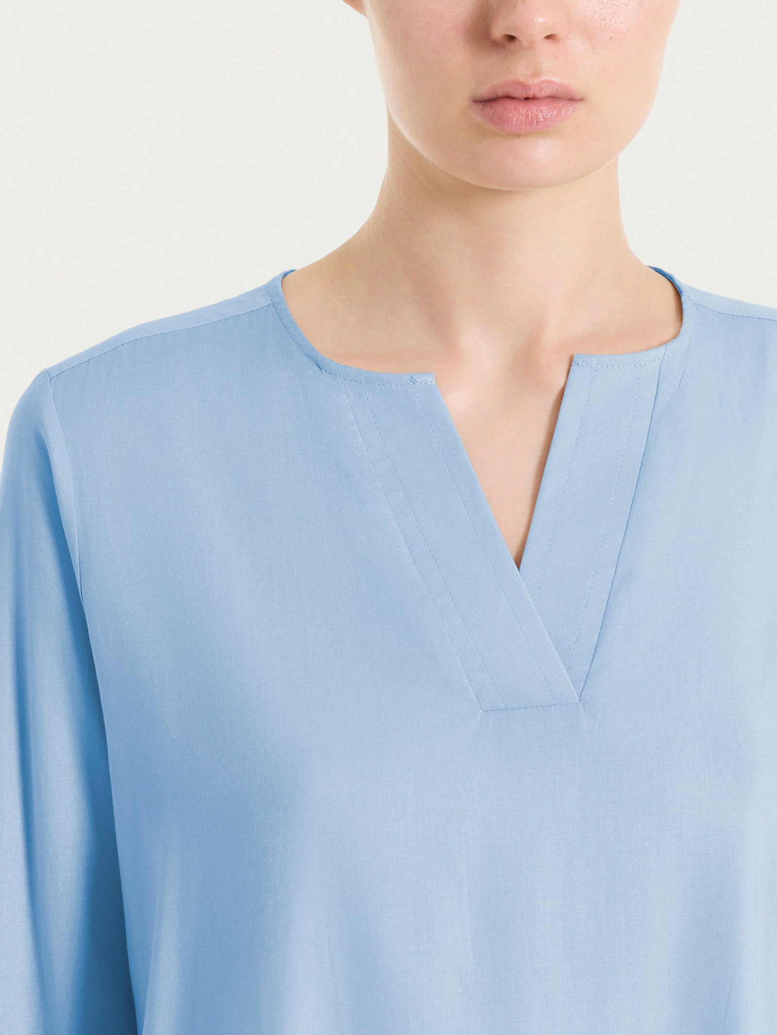 Ragno Viscosa Summer Blusa scollo V azzurra 3/4
