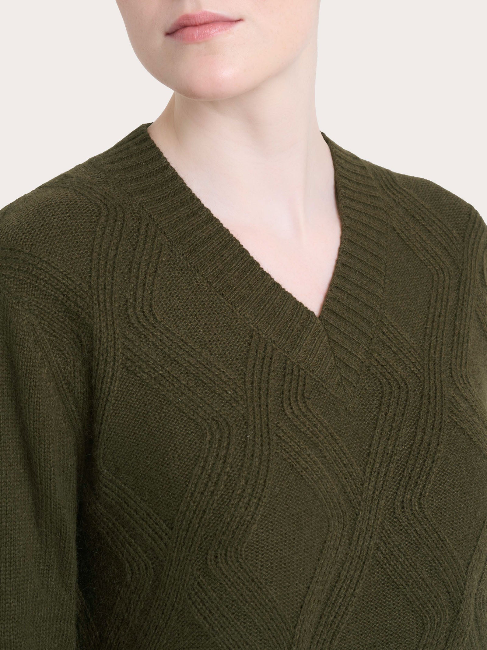 Ragno Natural Soft Maglia Scollo V Trecce Verde Oliva