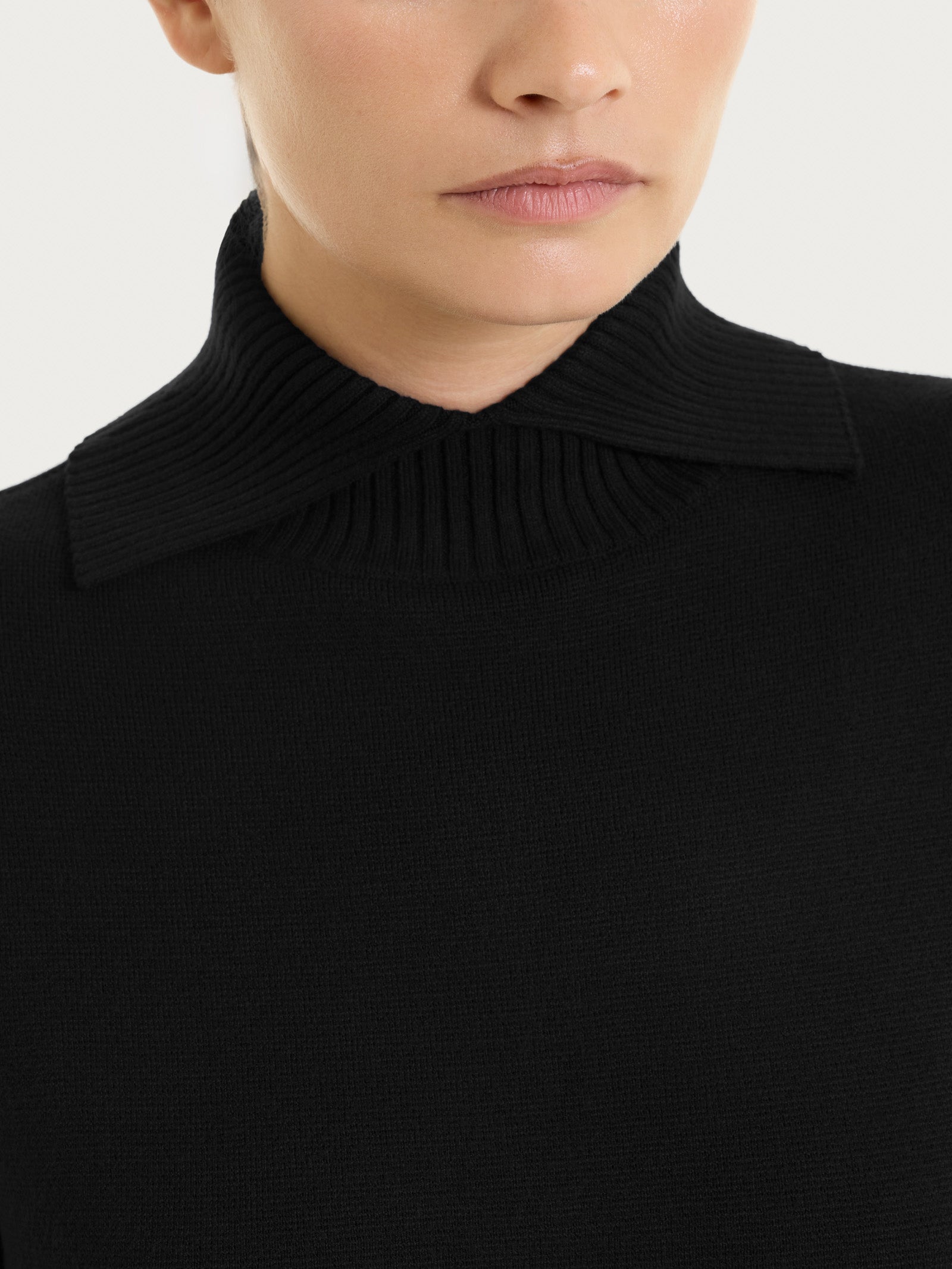 Ragno Super Soft Maglia Collo Alto con Spacco Nero in Viscosa