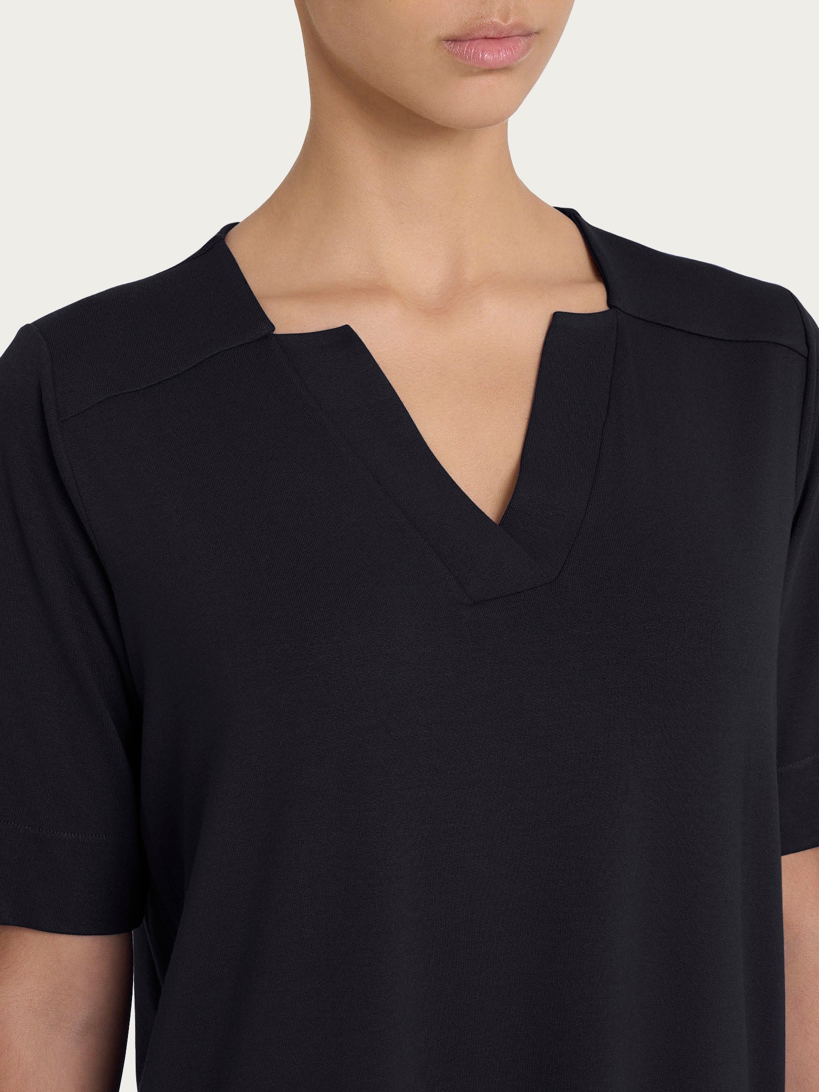 Ragno Relaxed Wardrobe maglietta scollo a V nera