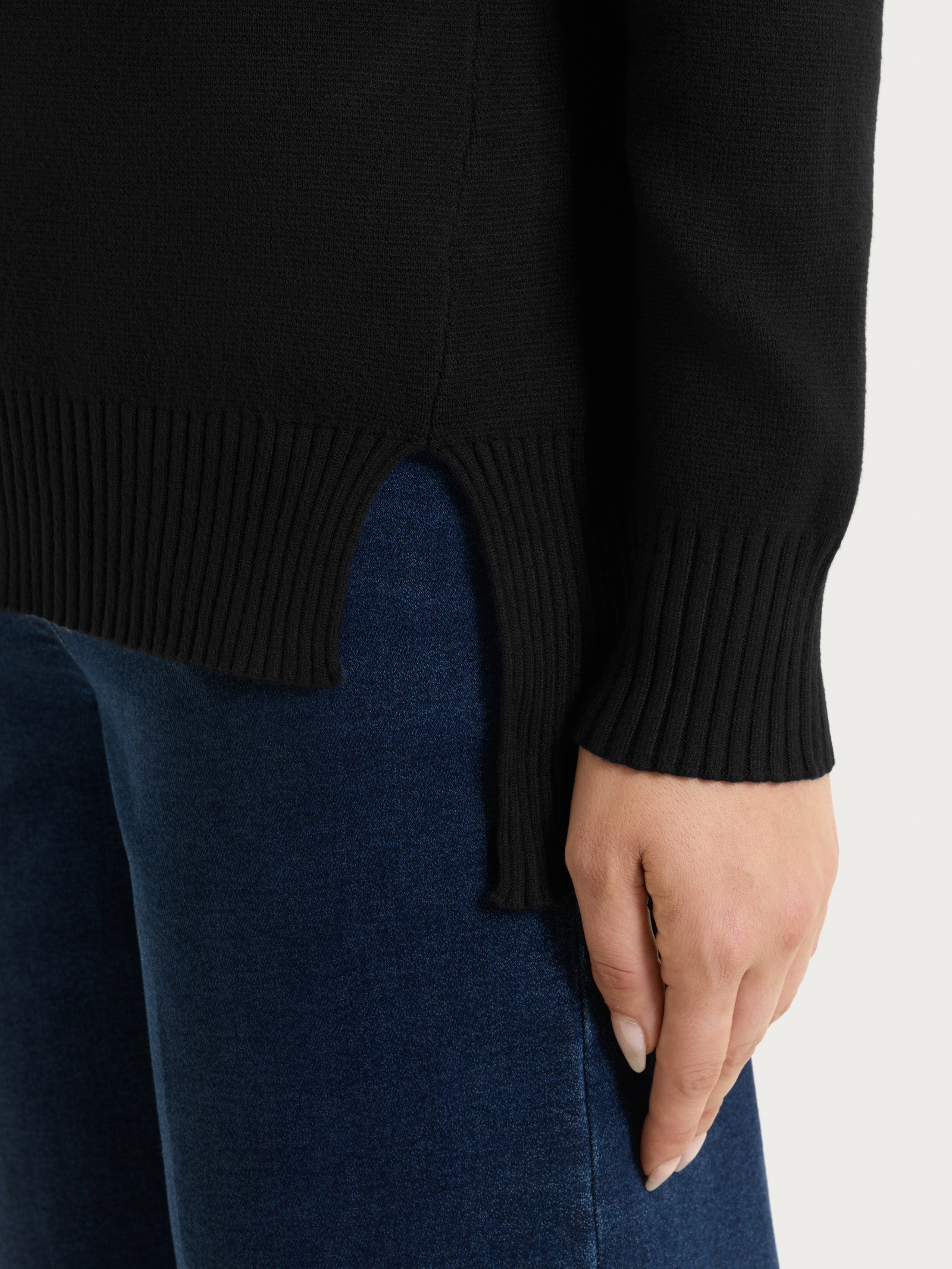 Ragno Super Soft Maglia Collo Alto con Spacco Nero in Viscosa