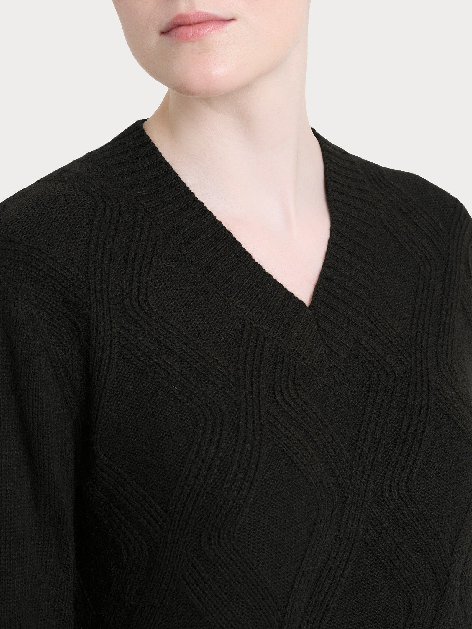 Ragno Natural Soft Maglia Scollo V Trecce Nera Manica Lunga