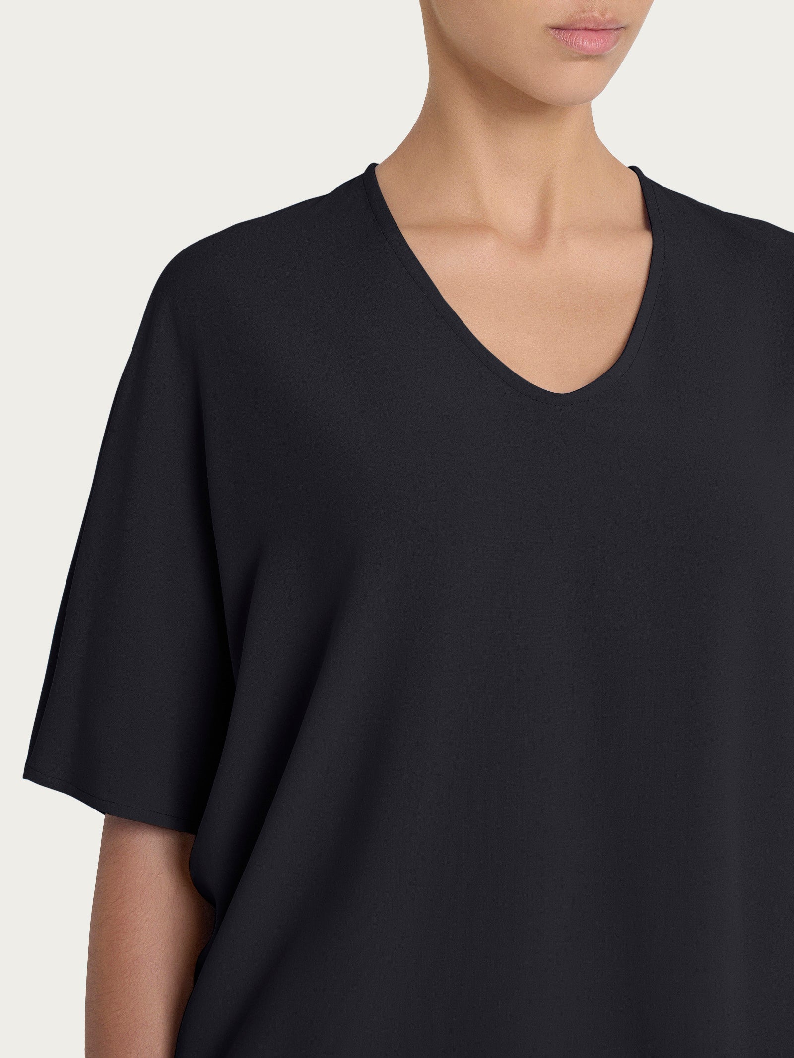 Ragno EcoSeta Blusa scollo V nera in viscosa