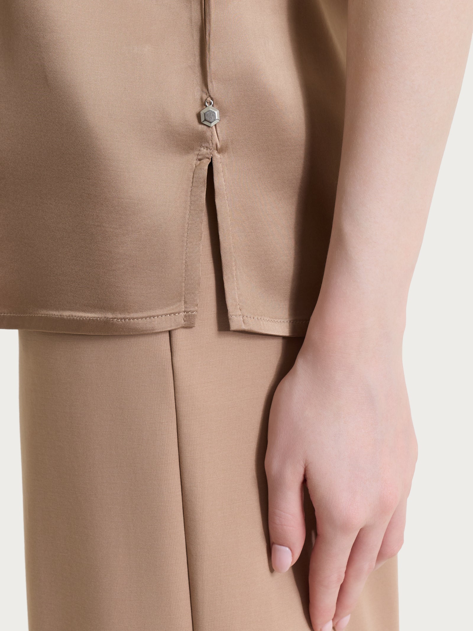 Ragno Stretch Satin Top Spalla Larga Warm Taupe fluido