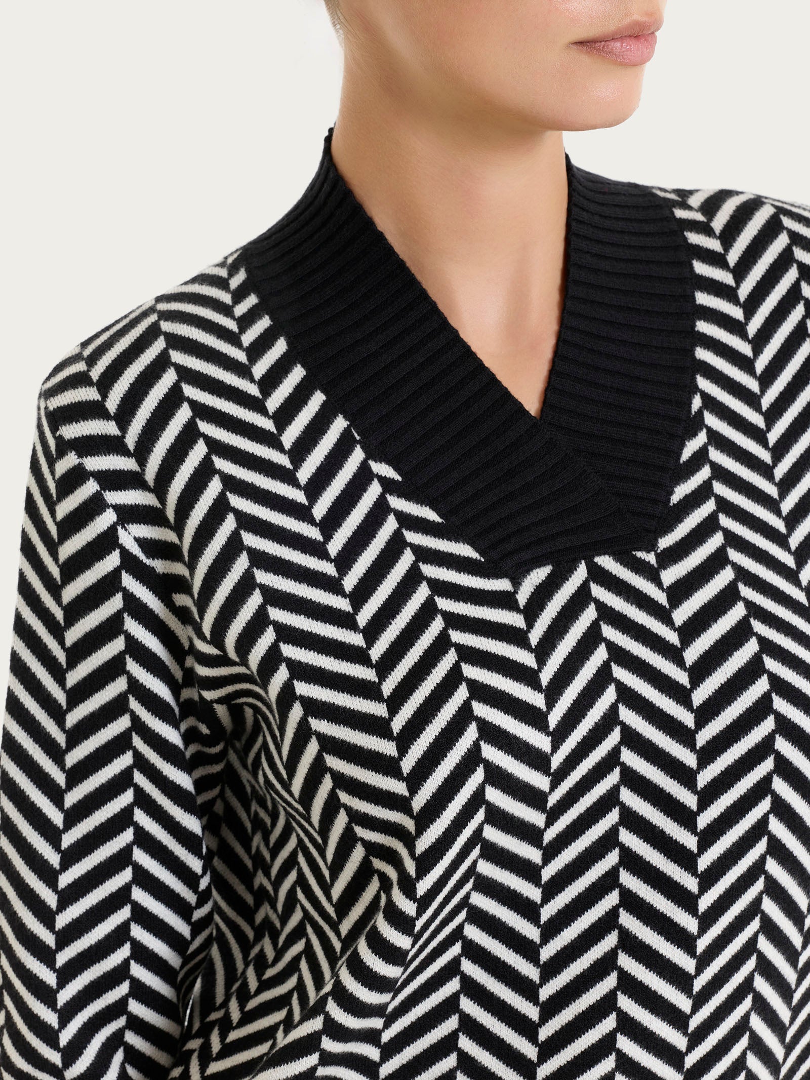 Ragno Super Soft maglia scollo V fantasia nero