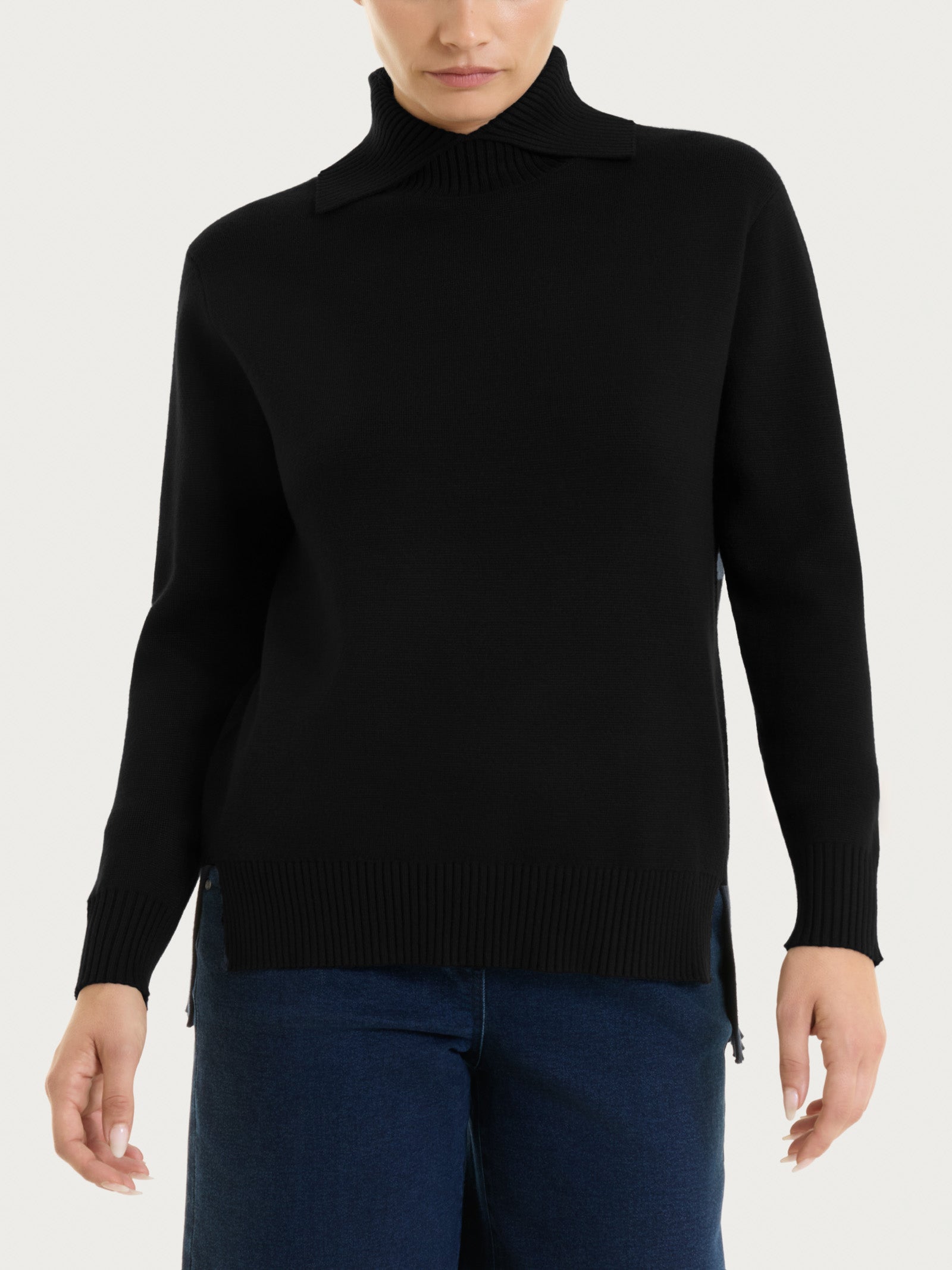 Ragno Super Soft Maglia Collo Alto con Spacco Nero in Viscosa